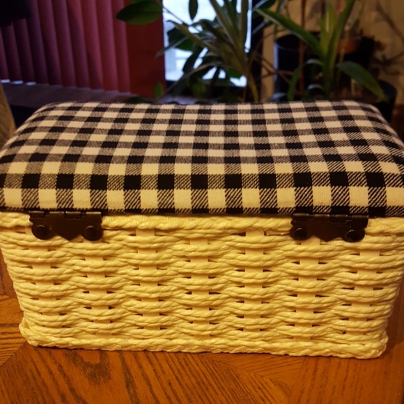 Small Sewing or Accessory Storage. - Picture 4 of 6